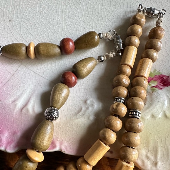 Set of three lightweight chunky wooden bead necklaces twist clasp strung on hemp - Picture 6 of 7